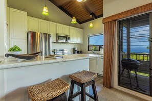 Kühlschrank, Mikrowelle, Wasserkocher mit Kaffee-/Teezubehör, Toaster