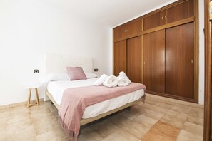 2 bedrooms, internet, bed sheets