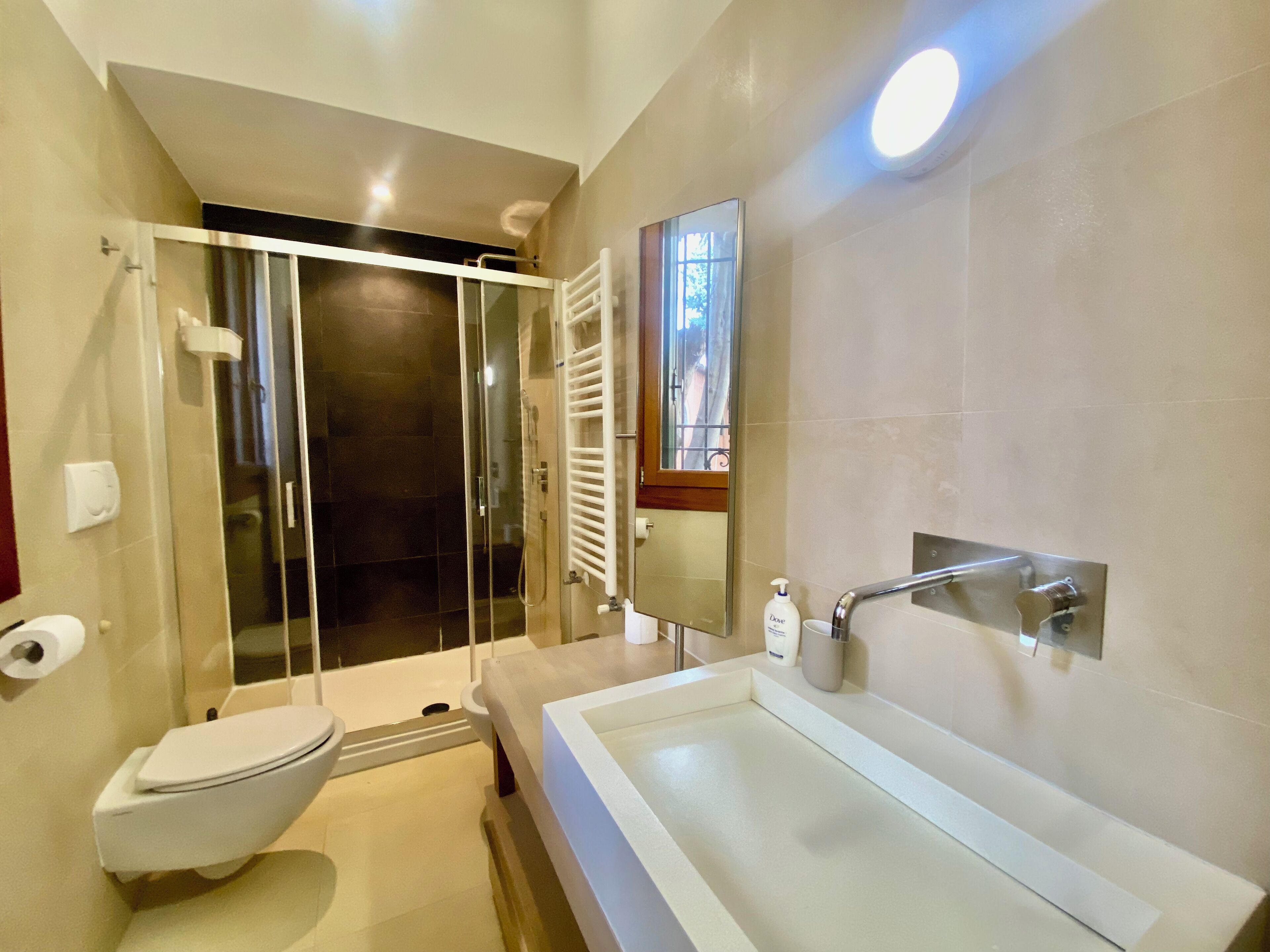 Douche, sèche-cheveux, bidet, serviettes fournies