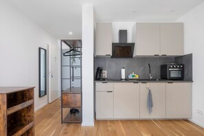 Fridge, microwave, oven, stovetop - Studio 'Ay Homes 09' with Balcony and Wi-Fi (Augsburg)