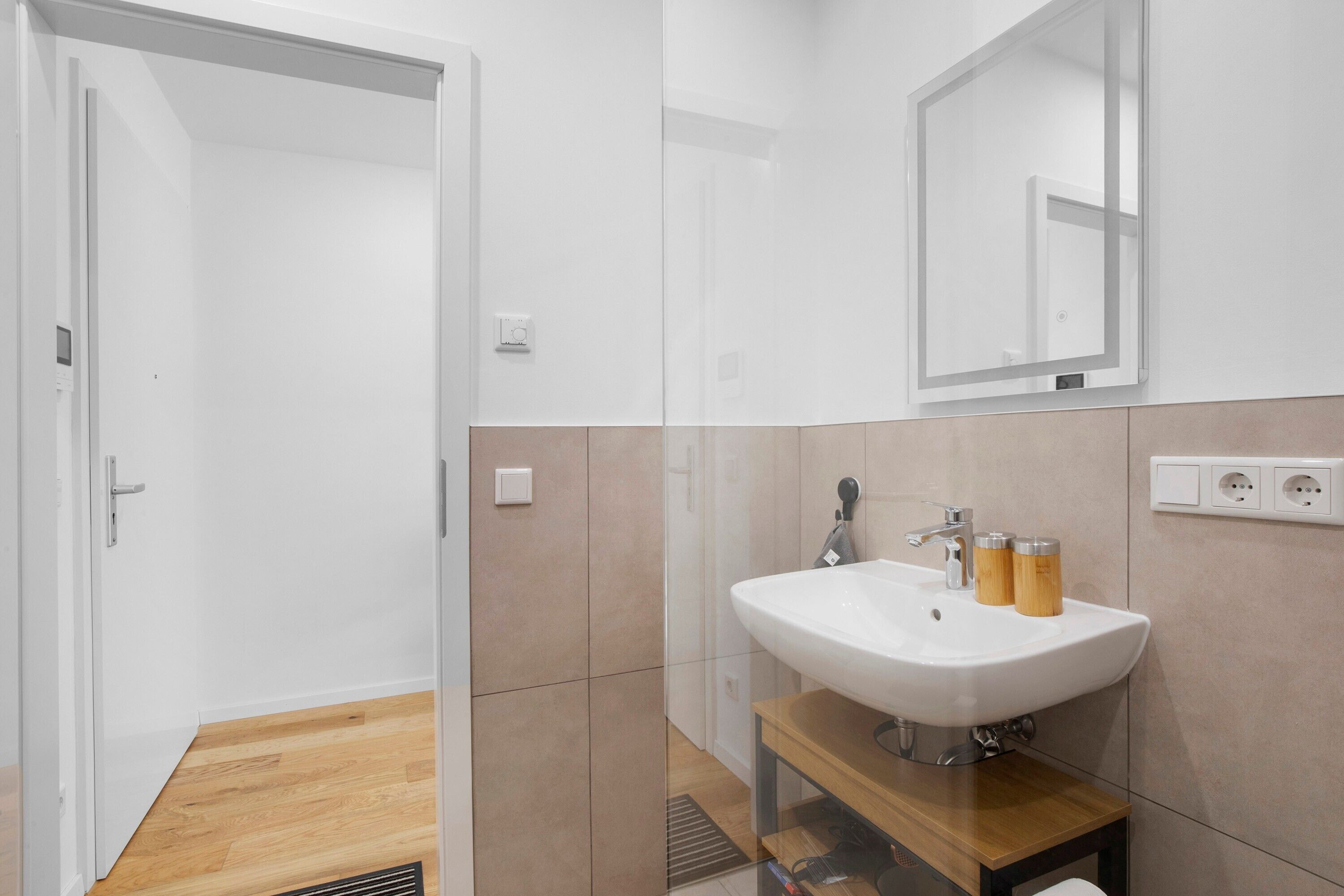 Dusch, hårtork och handdukar