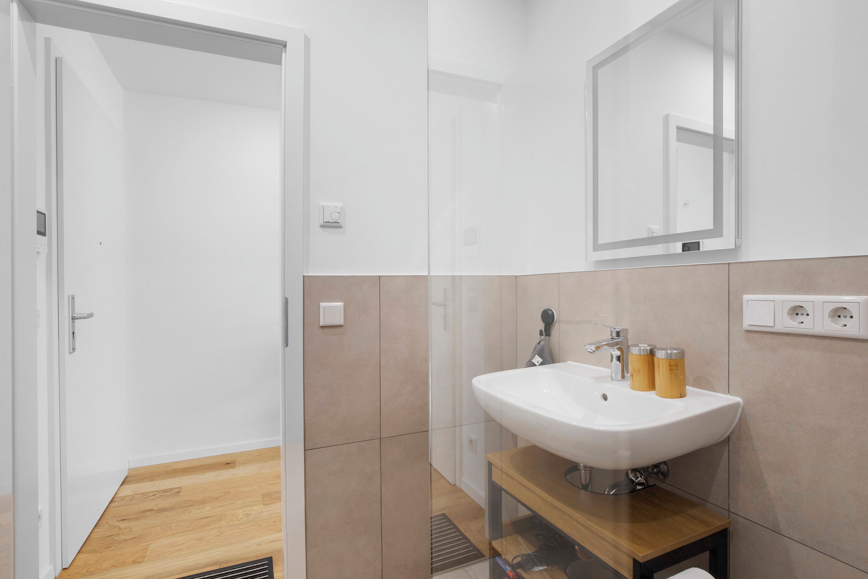 Een douche, een haardroger, handdoeken