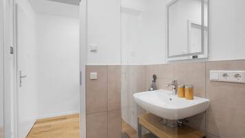 Een douche, een haardroger, handdoeken