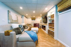 Smart-TV, Kamin, Videospiele, DVD-Player