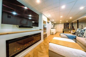 TV connectée, cheminée, jeux vidéo, lecteur de DVD