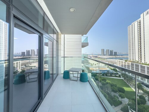 Cozy 1BR Balcony + Cityscape