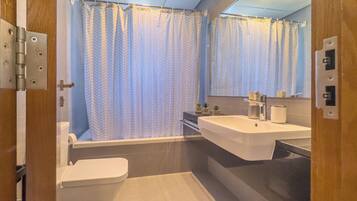 Serviettes fournies, savon, papier toilette