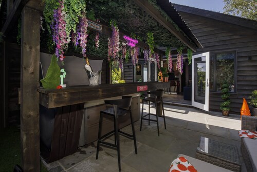Oakwood Lodge with hot tub