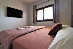 2 quartos, acesso à internet, roupa de cama