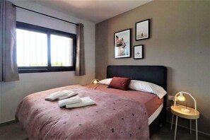 2 bedrooms, internet, bed sheets