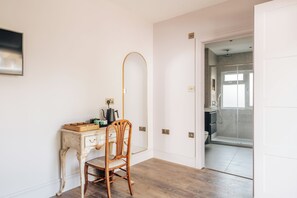Deluxe Room, 1 Queen Bed, Air conditioning, Garden View | Iron/ironing board, free WiFi