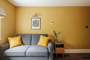 Familiesuite - 1 kingsize-seng med sovesofa - aircondition | Opholdsområde | 32-tommers smart-tv med digitale kanaler