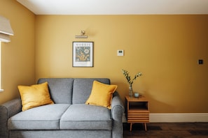 Familiesuite - 1 kingsize-seng med sovesofa - aircondition | Opholdsområde | 32-tommers smart-tv med digitale kanaler