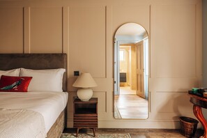 Tabla de planchar con plancha, wifi gratis y ropa de cama