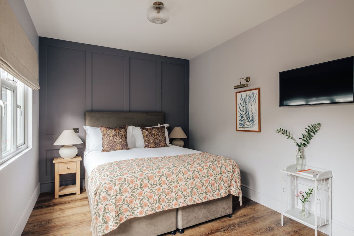 Deluxe-rum - 1 queensize-säng - luftkonditionering - utsikt mot trädgården | Strykjärn/strykbräda, gratis wi-fi och sängkläder