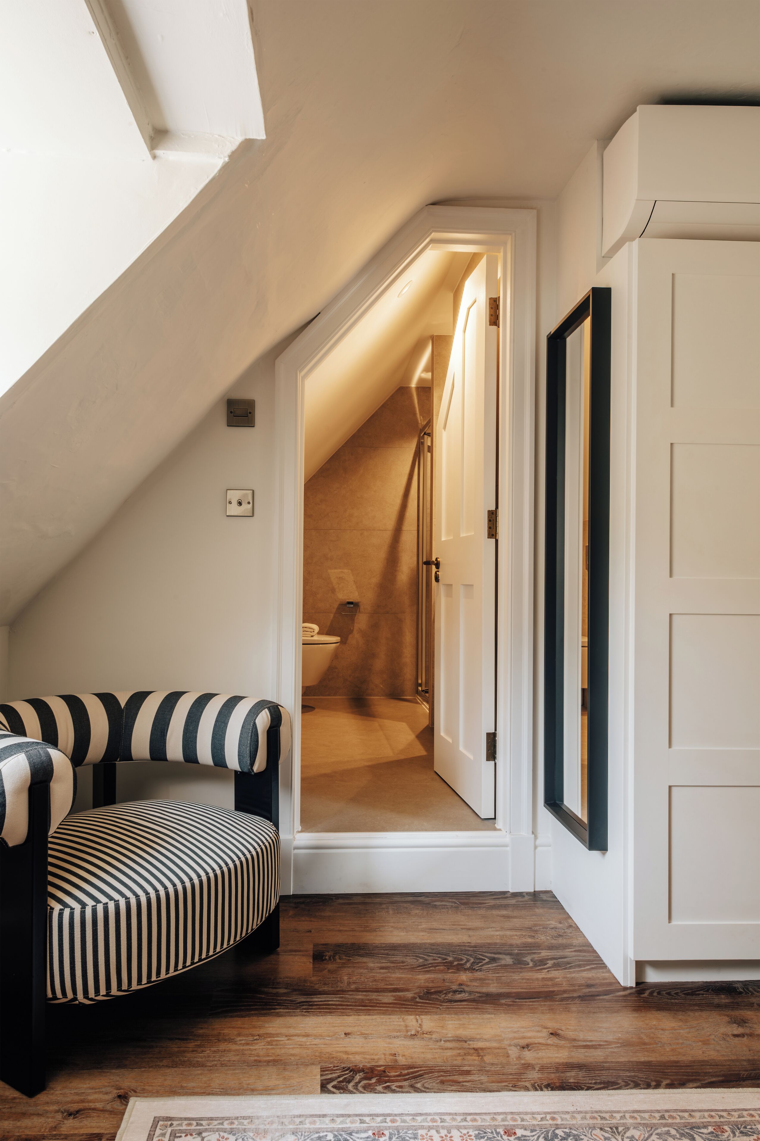 Deluxe Loft, 1 Bedroom | Iron/ironing board, WiFi (free), bed sheets