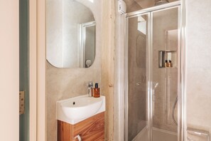 Standard Room | Bathroom | Shower, hair dryer, towels, soap