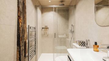 Family Suite, 1 King Bed with Sofa bed, Air conditioning | Bathroom