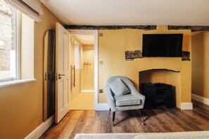Family Suite, 1 King Bed with Sofa bed, Air conditioning | Iron/ironing board, free WiFi