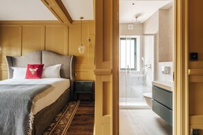 Quarto luxo, 1 cama King, ar-condicionado, vista para o rio | Ferros/tábuas de passar roupa, Wi-Fi de cortesia