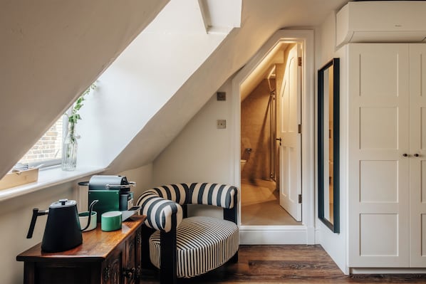 Deluxe Loft, 1 Bedroom | Iron/ironing board, free WiFi, bed sheets