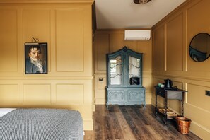 Quarto luxo, 1 cama King, ar-condicionado, vista para o rio | Banheiro | Chuveiro, secador de cabelo, toalhas de banho, sabonete