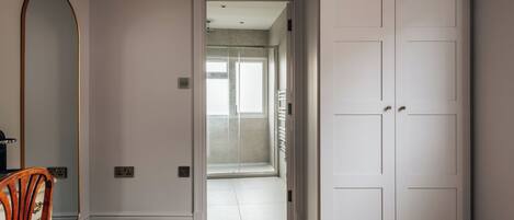 Deluxe-rum - 1 queensize-säng - luftkonditionering - utsikt mot trädgården | Strykjärn/strykbräda, gratis wi-fi och sängkläder