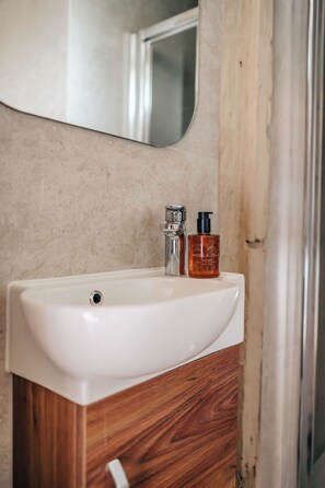 Standard Room | Bathroom | Shower, hair dryer, towels, soap