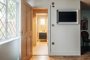 Phòng Superior, 1 giường cỡ queen, máy điều hòa | Phòng tắm | Buồng tắm vòi sen, máy sấy tóc, khăn tắm, xà phòng
