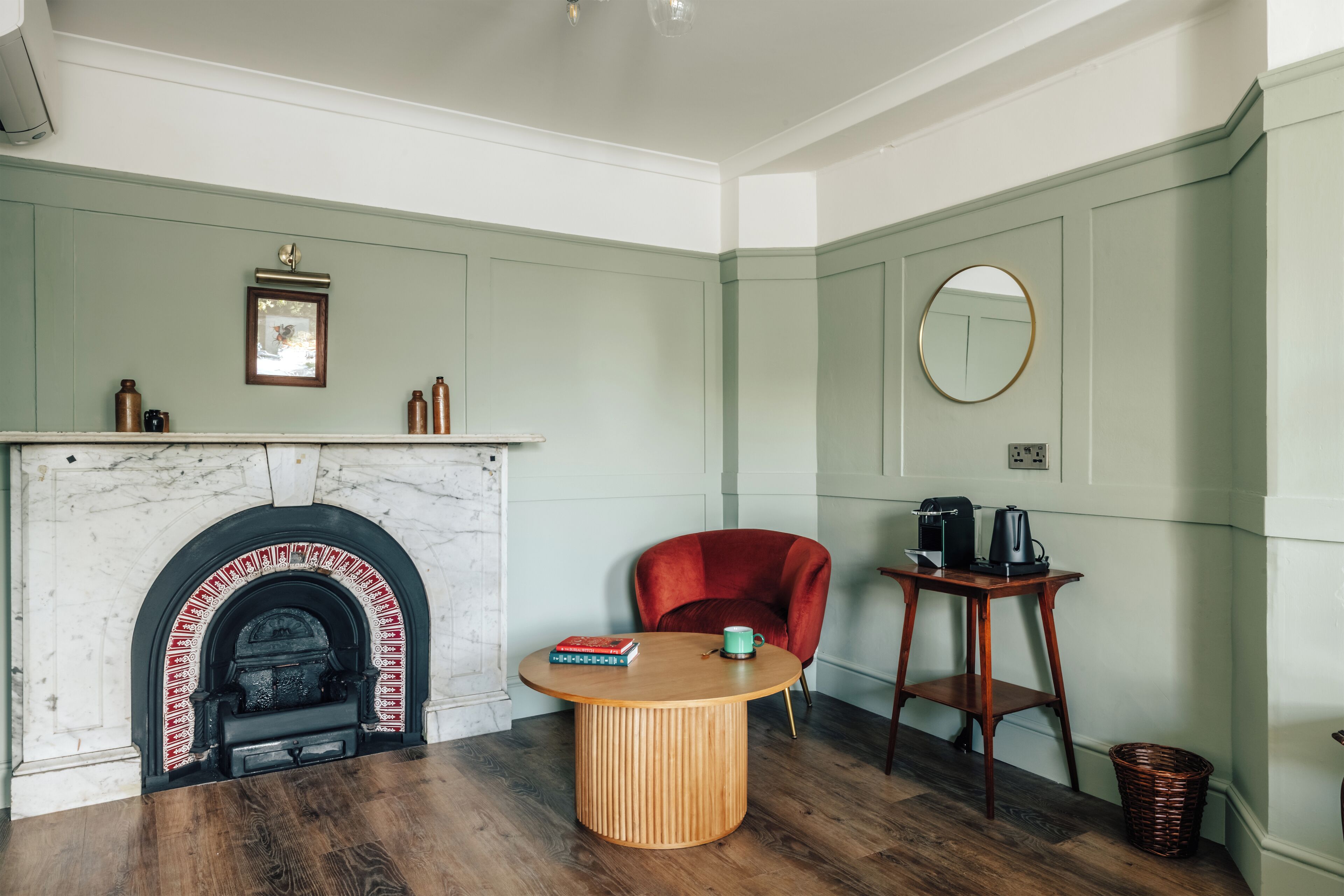 Camera Deluxe, 1 letto king, aria condizionata, vista fiume | Area soggiorno | Smart TV 32 pollici con canali digitali