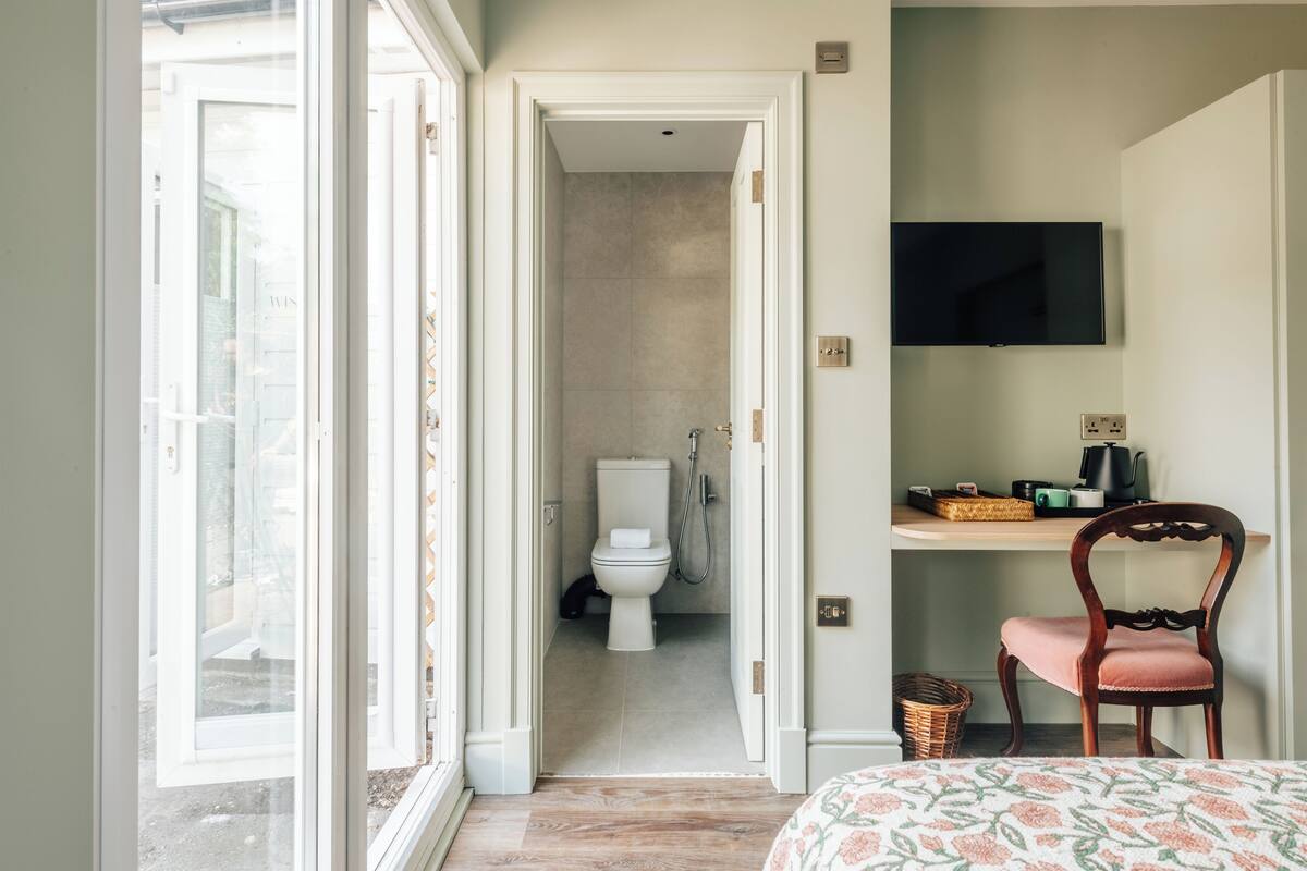 Quarto luxo, 1 cama Queen, ar-condicionado, vista para o jardim | Ferros/tábuas de passar roupa, Wi-Fi de cortesia