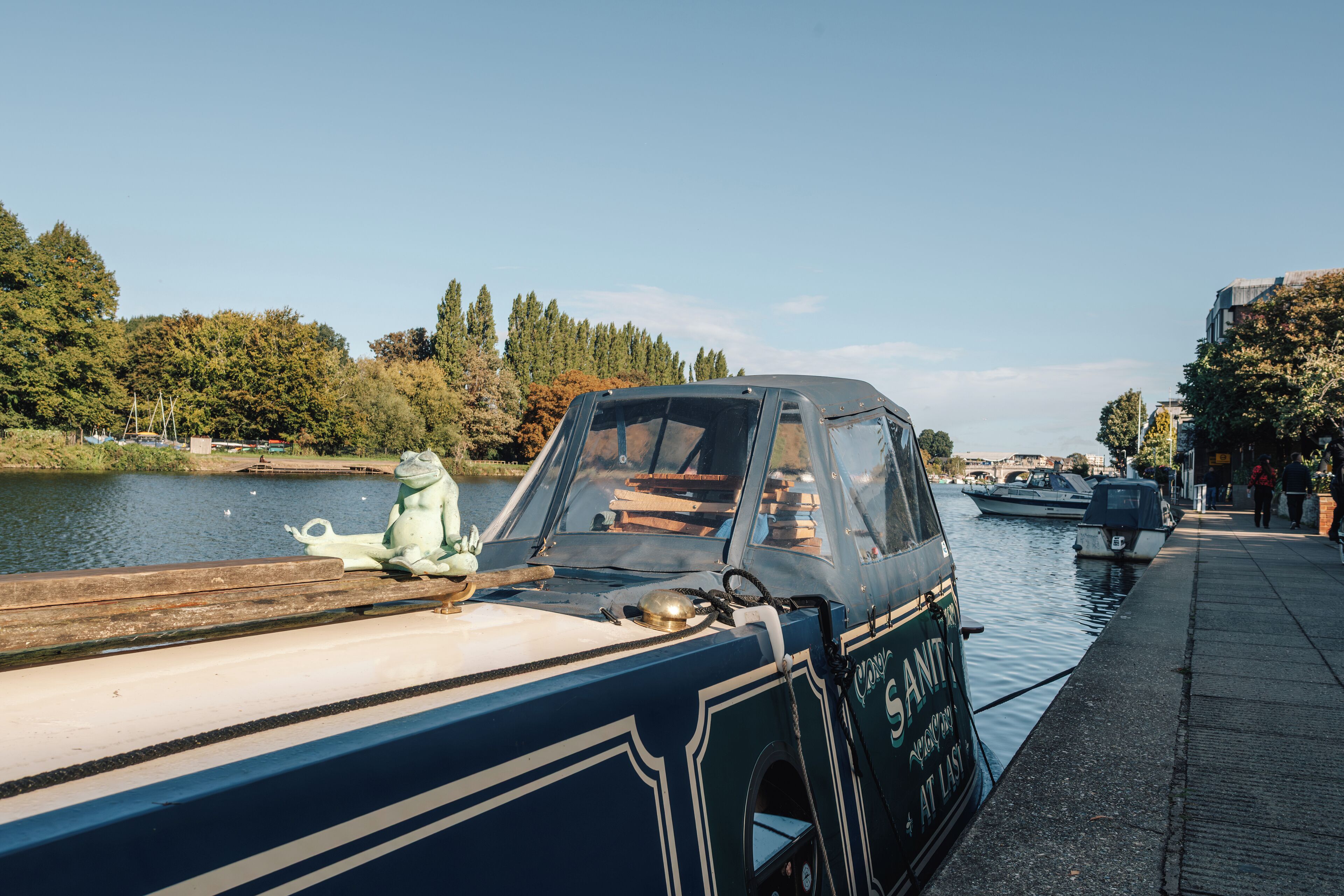 Un canal étroit, avec un bateau amarré sur la rive droite.