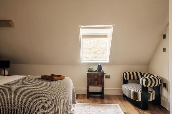 Deluxe Loft, 1 Bedroom | Iron/ironing board, free WiFi