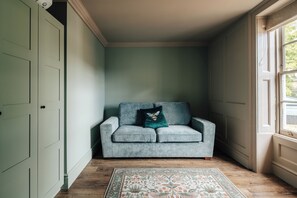 Familien-Suite, 1 King-Bett und Schlafsofa, Klimaanlage | Wohnbereich | 32-Zoll-Smart-TV mit Digitalempfang