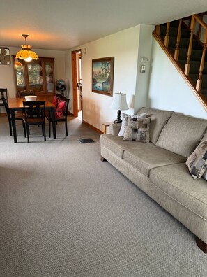 Fernseher, Kamin, Bücher