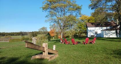Farmhouse PEC - Cozy Prince Edward County Retreat