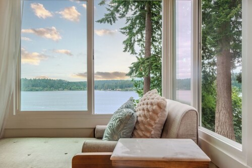 Oceanfront boho cottage in Bremerton