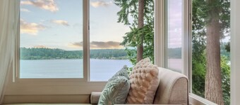 Oceanfront boho cottage in Bremerton