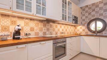 Een koelkast, een magnetron, een vaatwasser