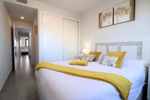 2 bedrooms, desk, iron/ironing board, WiFi