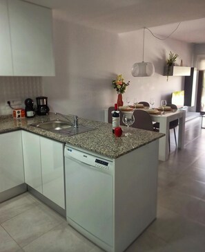 Kühlschrank, Mikrowelle, Ofen, Geschirrspüler