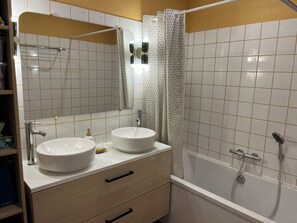 Douche, séchoir à cheveux, serviettes fournies, savon