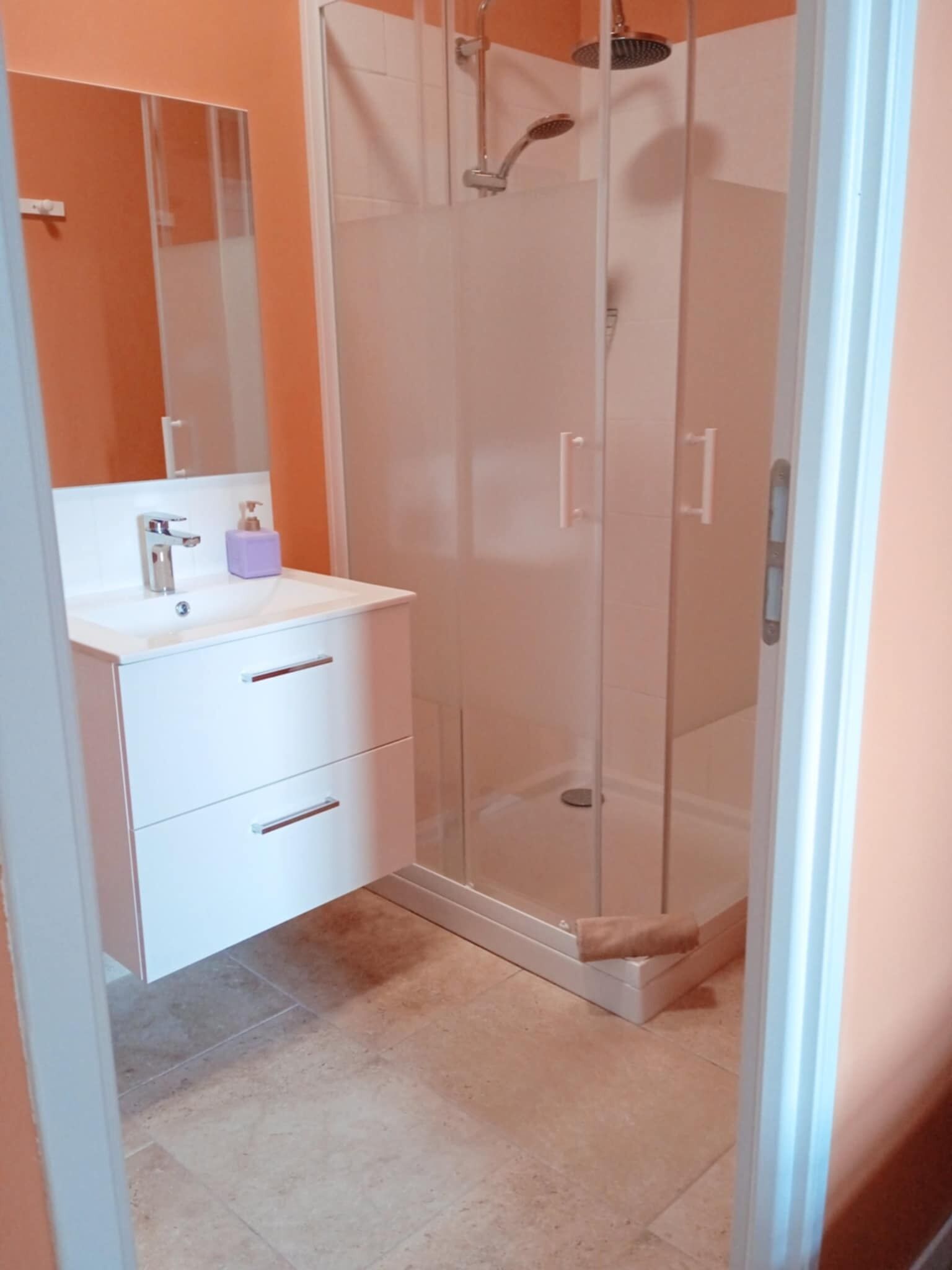 Articles de toilette gratuits, sèche-cheveux, serviettes fournies, savon