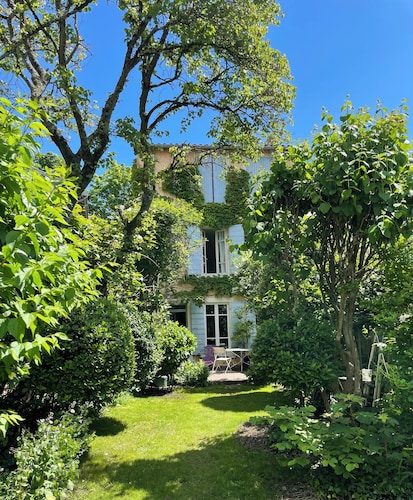 Charming house with wooded garden in pretty village 15mns from LYON