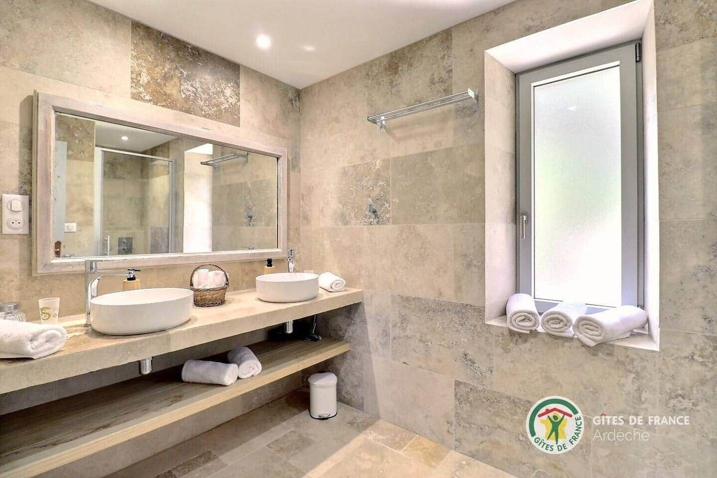 淋浴設備、風筒、廁紙