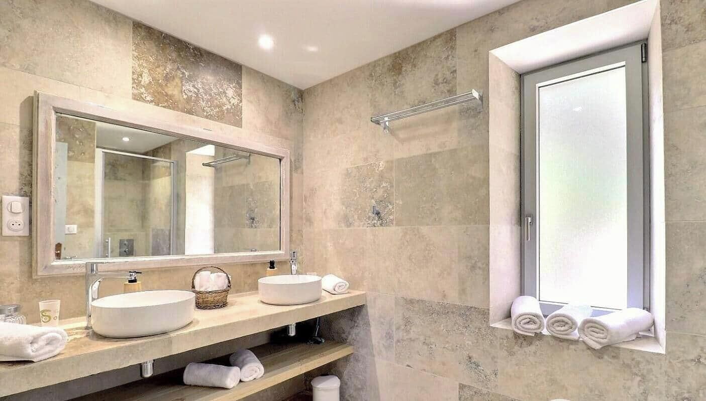 Ducha, secador de pelo y papel higiénico