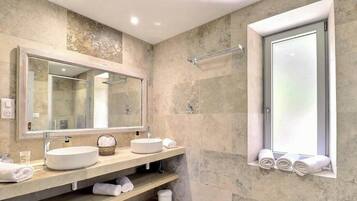 Ducha, secador de pelo y papel higiénico