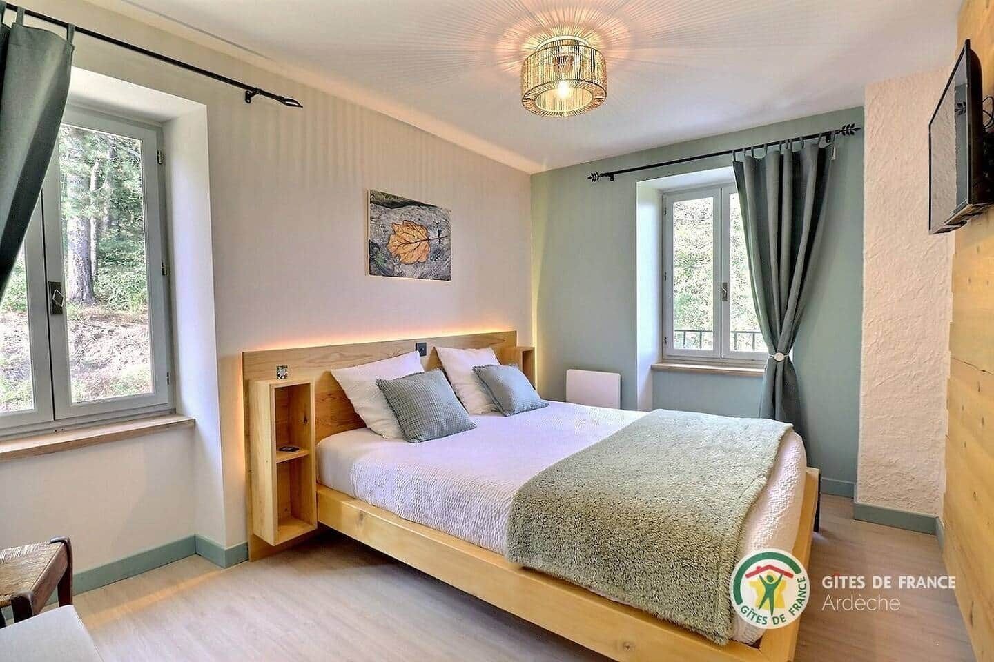 5 bedrooms, iron/ironing board, free WiFi, bed sheets