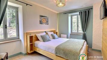 5 bedrooms, iron/ironing board, free WiFi, bed sheets