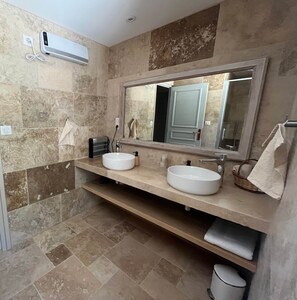 A bathroom with two sinks, a mirror, and a towel rack. - To complete (Satillieu)